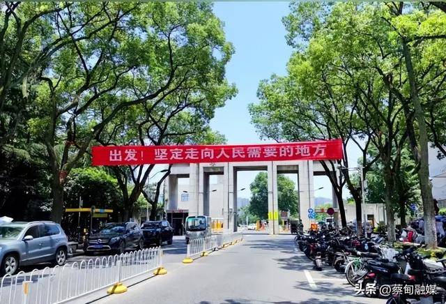 他用一只手把“不可能”变成“我可以”！